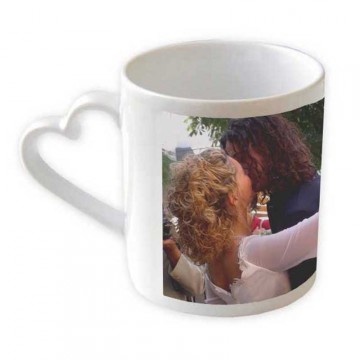 Taza blanca con asa corazón